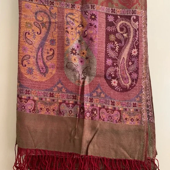 ✨Host Pick✨ NWOT Dark Red Shawl with Beautiful Patterns - Picture 2 of 3